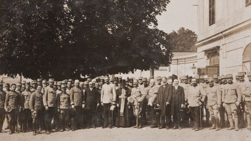 A 19. ezred tisztikara, legénységének egy része és a város vezetősége a kastély udvarán 1917-ben